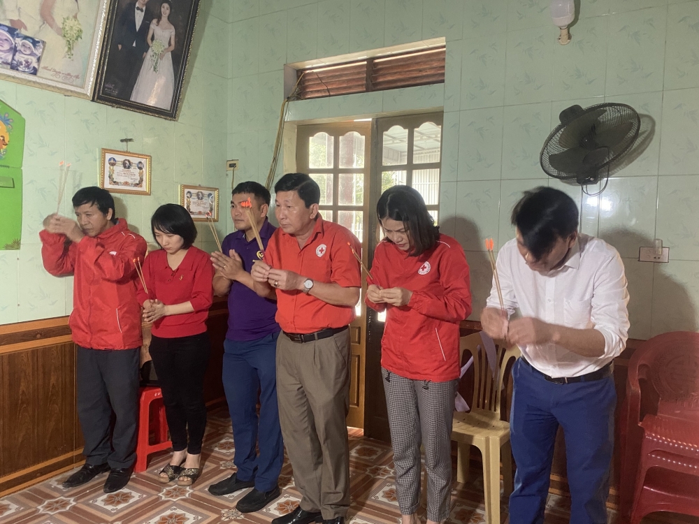 Hội chữ thập đỏ huyện Can Lộc và nhóm Thiện nguyện Minh Tâm Hà Tĩnh đến chia buồn với gia đình có 3 người đuối nước
