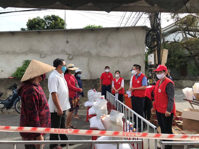 Trung ương Hội Chữ thập đỏ Việt Nam hỗ trợ 500 suất quà cho người dân có hoàn cảnh khó khăn tại vùng dịch của Hà Tĩnh