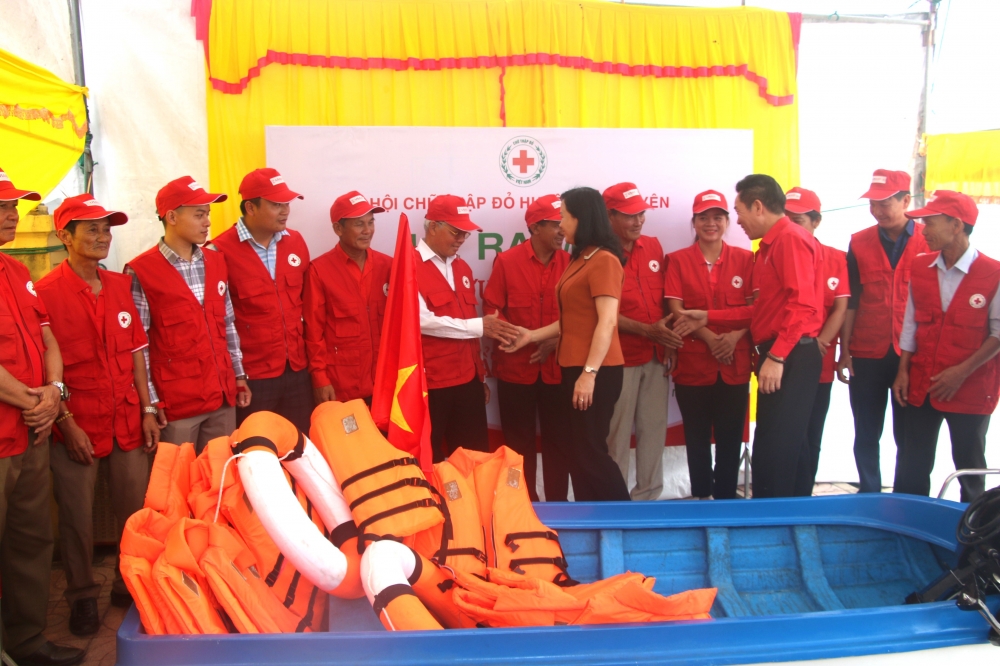 Hội Chữ thập đỏ tỉnh trao tặng trang thiết bị trị giá 45 triệu đồng cho Đội cứu hộ cứu nạn Hội Chữ thập đỏ - Bảo trợ xã hội xã Cẩm Nhượng .