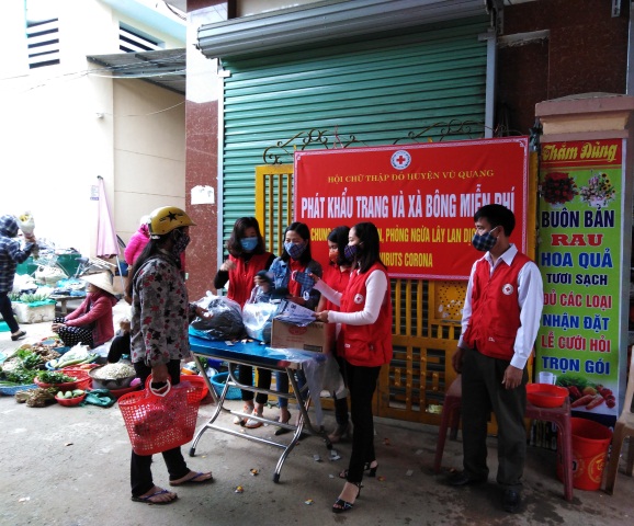 Hội Chữ thập đỏ huyện Vũ Quang tổ chức cấp phát khẩu trang và bánh xà phòng cho người dân