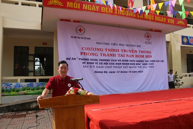 Giáo viên, học sinh ở huyện Hương Khê được trang bị các kiến thức về phòng tránh tai nạn bom mìn 