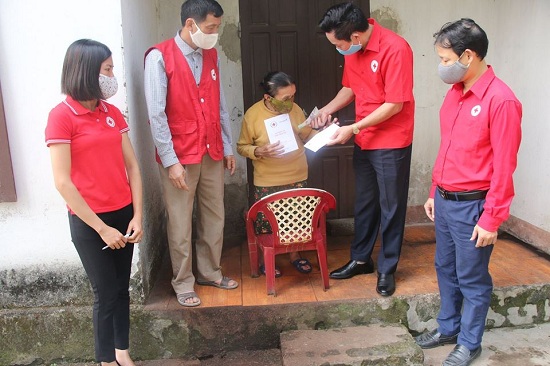 Hội Chữ thập đỏ tỉnh trao tặng Sổ hỗ trợ địa chỉ Nhân đạo tại Thị xã Hồng Lĩnh