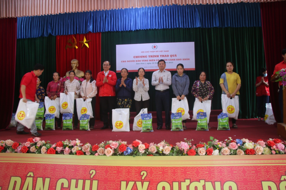 Trung Ương Hội Chữ thập đỏ Việt Nam trao tặng 200 suất quà cho bà con nhân dân xã Sơn Kim 1, huyện Hương Sơn, tỉnh Hà Tĩnh