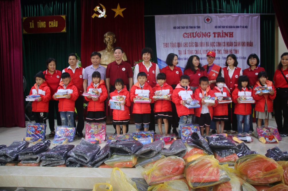 Hội Chữ thập đỏ tỉnh Hà Tĩnh phối hợp với Hội Chữ thập đỏ Quận Ba Đình TP Hà Nội tổ chức chương trình trao...