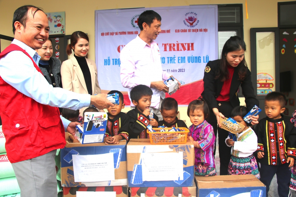 Hỗ trợ cho học sinh ở các trường học bị ảnh hưởng bởi lũ lụt, các em học sinh dân tộc thiểu số trên địa bàn huyện Hương Khê