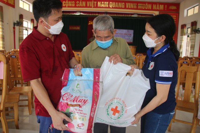 1301 hộ dân được nhận hỗ trợ từ Dự án “Cứu trợ khẩn cấp cho người dân chịu ảnh hưởng bởi dịch bệnh Covid-19 tại Việt Nam”