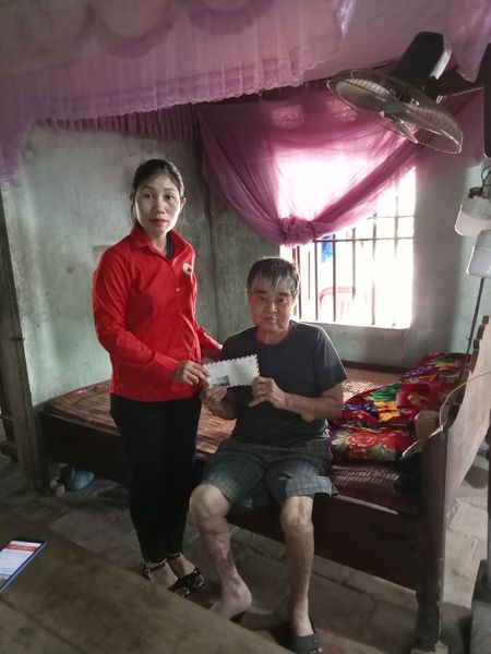 Hội chữ thập đỏ - BTXH xã Kim Song Trường huyện Can Lộc trao quà cho các đối tượng khó khăn.