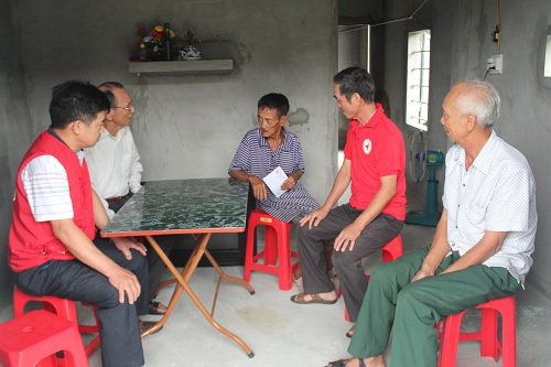 Hội Chữ thập đỏ tỉnh Hà Tĩnh trao tặng quà cho người cao tuổi neo đơn
