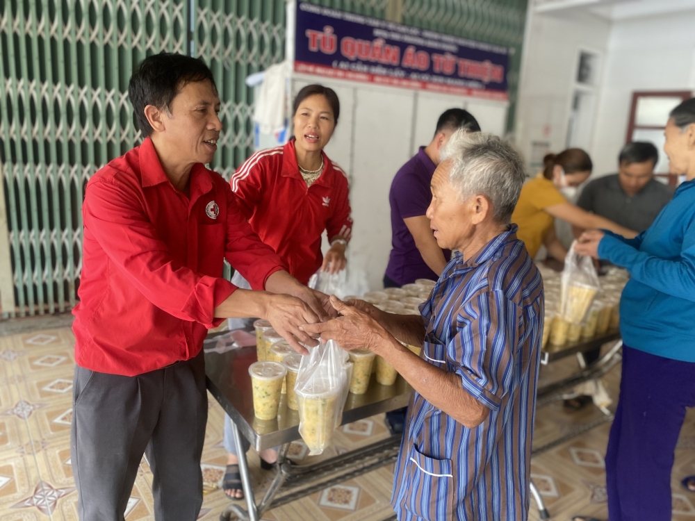 Hội chữ thập đỏ huyện Can Lộc và nhóm Thiện nguyện Minh Tâm HT  nấu cháo cho bệnh nhân tại Trung tâm y tế huyện 