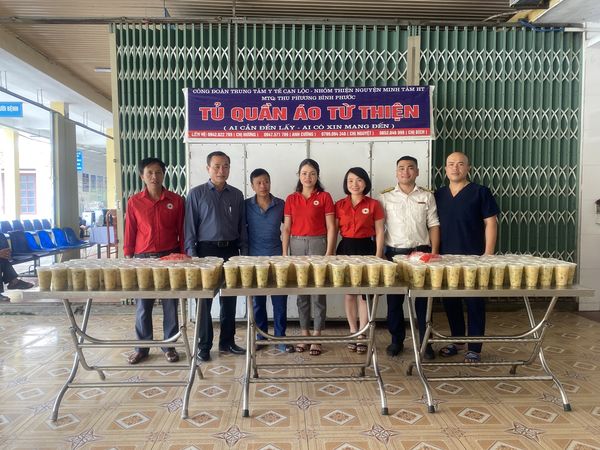 Phát cháo từ thiện cho bệnh nhân tại Trung tâm y tế huyện Can Lộc