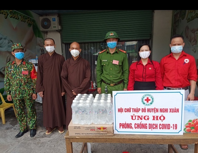 Hội Chữ thập đỏ huyện Nghi Xuân trao sữa, nước ngọt, nước kháng động viên các lực lượng trực chốt kiểm soát Phòng, chống dịch covid-19