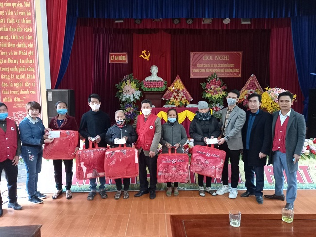 Hội Chữ thập đỏ huyện Đức Thọ kết nối trao quà tết vì người nghèo 2022