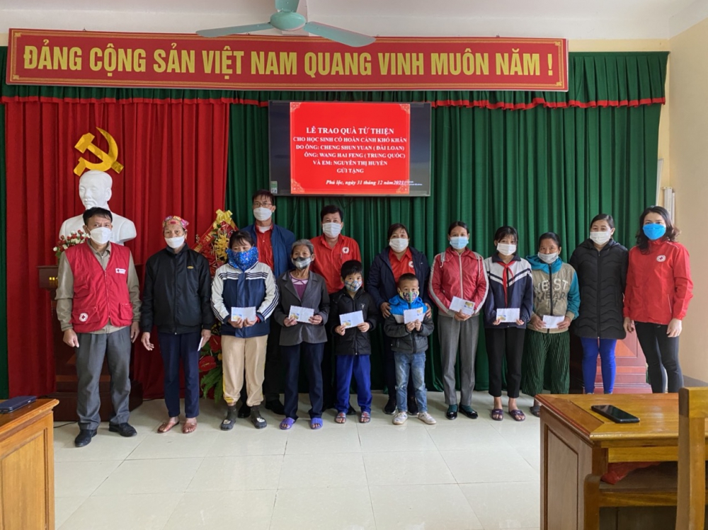 Hội Chữ thâp huyện Can Lộc kết nối trao 15 suất quà cho học sinh có hoàn cảnh khó khăn