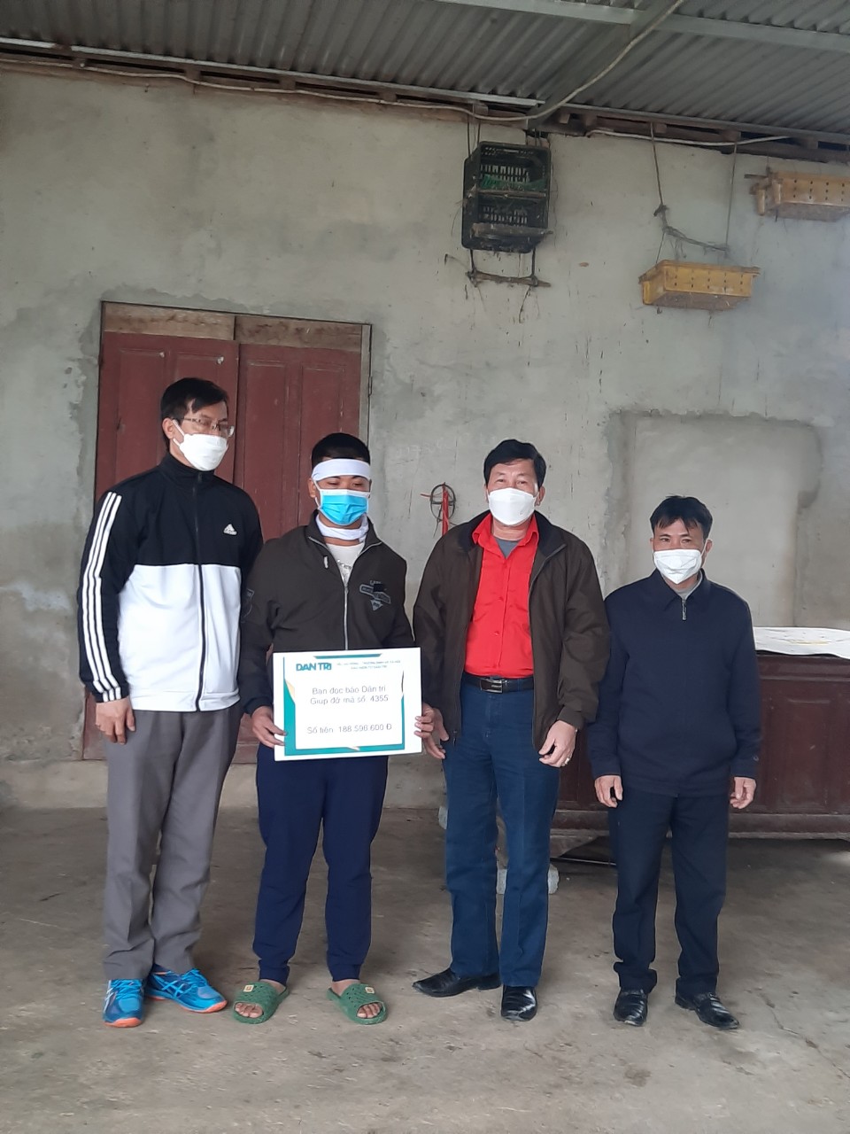 Hội chữ thập đỏ huyện Can Lộc, báo Điện tử Dân trí và thầy Nguyễn Huy Đạt-trường Tiểu học Trà Linh trao quà cho gia đình đặc biệt khó khăn