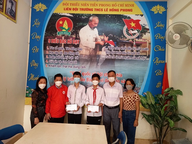 hội Chữ thập đỏ huyện Đức Thọ phối hợp với Quỹ Nhân ái Hồng La trao quà cho các học sinh nghèo vượt khó