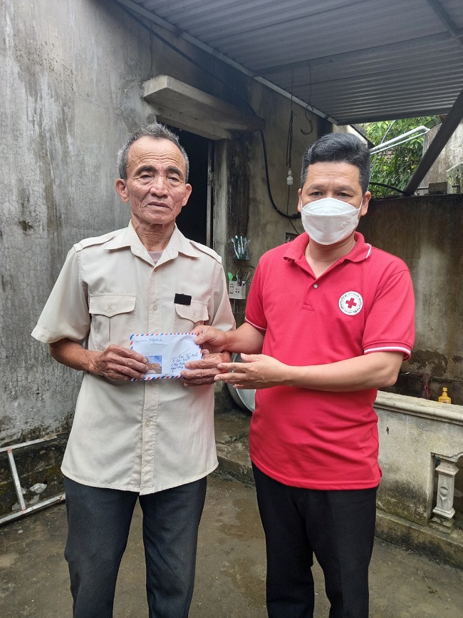 Hội Chữ thập đỏ huyện Đức Thọ phối hợp với Quỹ Nhâ ái Hồng La thăm hỏi động viên gia đình có học sinh bị đuối  nước