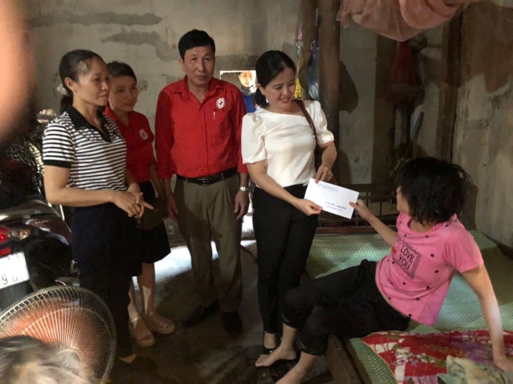 Hội chữ thập đỏ huyện Can Lộc cùng gia đình ông Trịnh Khắc Lục trao quà cho các nạn nhân chất độc da cam, có hoàn cảnh đặc biệt khó khăn 