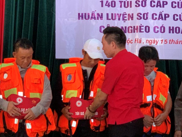 1000 ngư dân nghèo, khó khăn của Hà Tĩnh được hỗ trợ bộ áo phao cứu sinh 