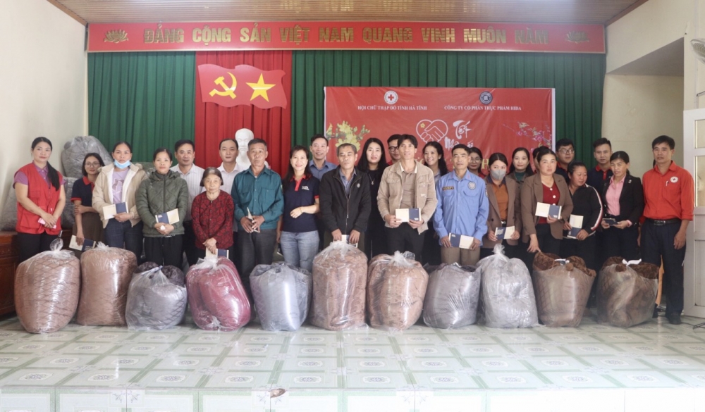 Trên 360 phần quà đến với các em học sinh và bà con hộ nghèo Vũ Quang.