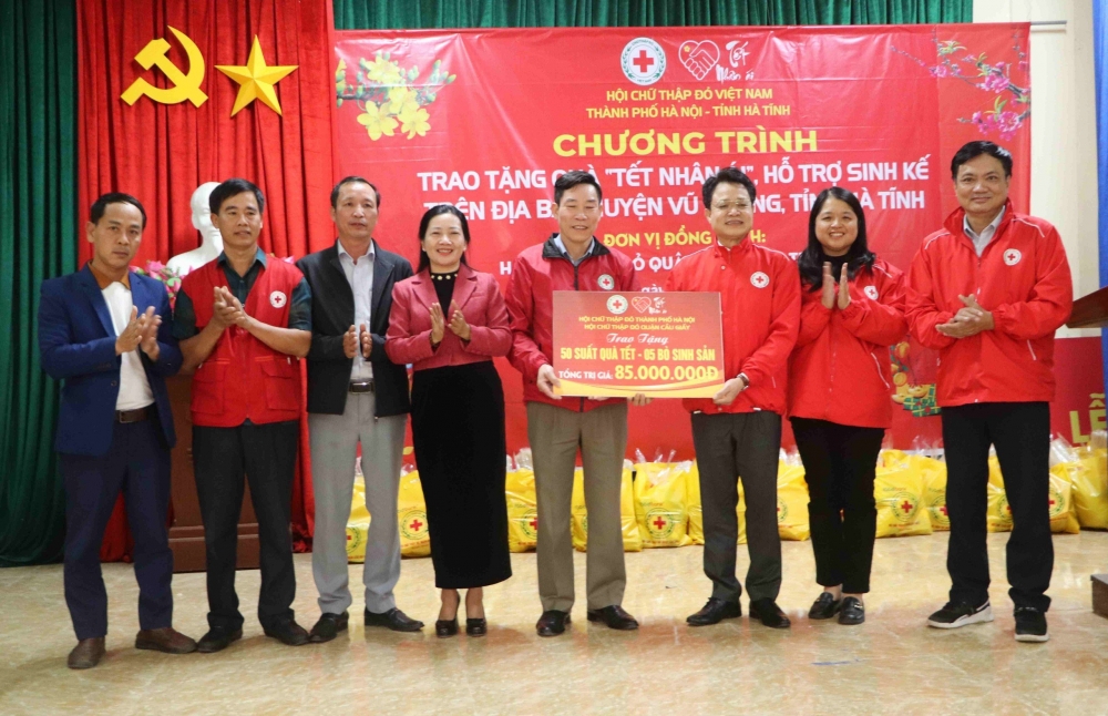 Hội chữ thập đỏ huyện Vũ Quang phối hợp với Thành phố Hà Nội tặng quà “Tết nhân ái” cho các hộ nghèo xã Quang Thọ