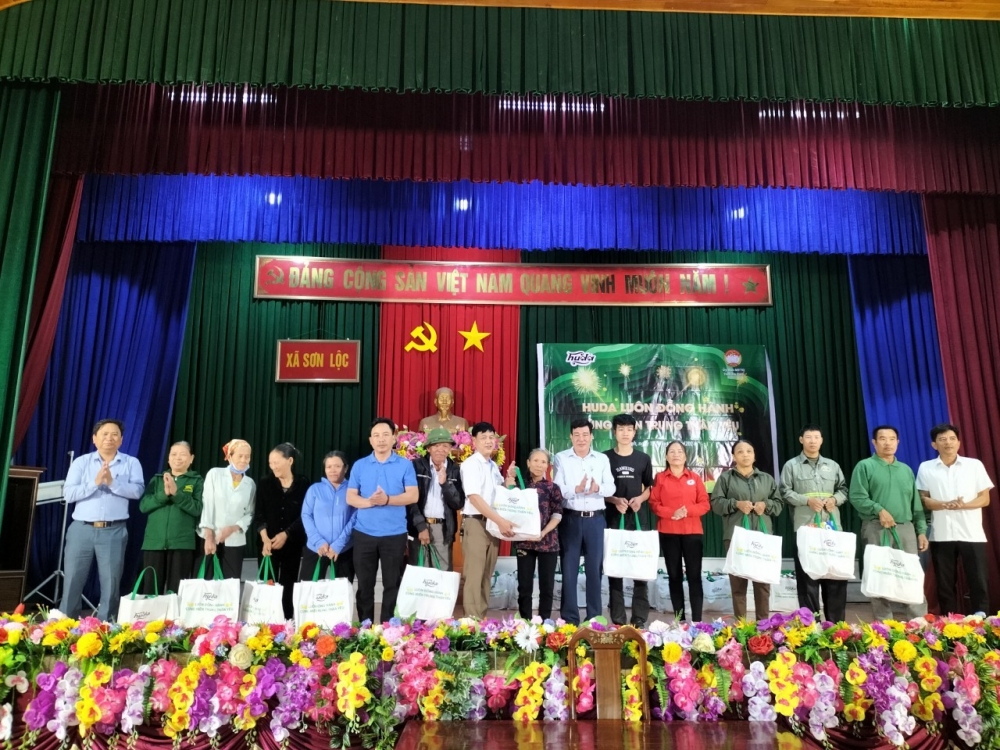 Công ty bia Huda trao quà cho người nghèo tại xã Sơn Lộc và xã Thanh Lộc huyện Can Lộc