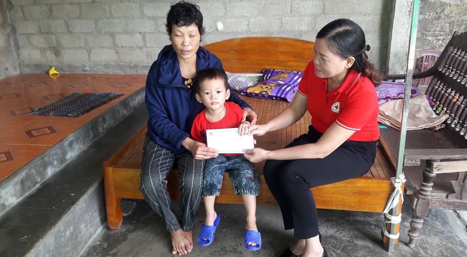 Trao tiền hỗ trợ cho gia đình chị Dương Thị Thảo, xã Đồng Môn - TP Hà Tĩnh