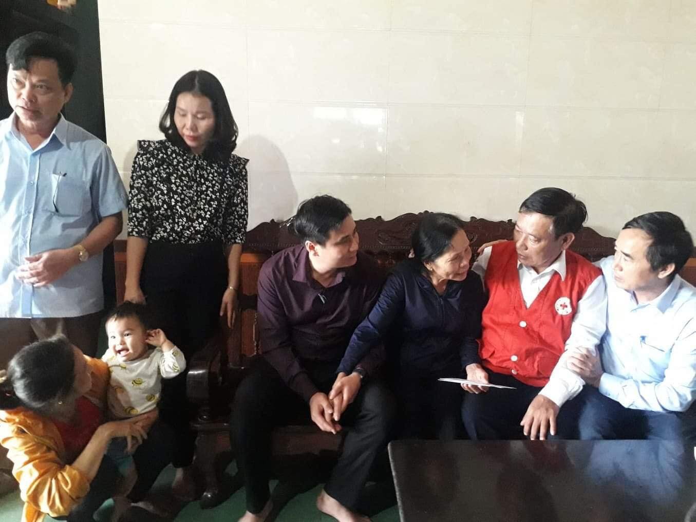 Ông Tô Đình Đính - Chủ tịch Hội Chữ thập đỏ huyện đến động viên và chia sẻ cùng gia đình anh Lê Văn S (người bị nạn trong vụ sạt lở)