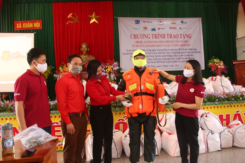 Trao áo phao cho ngư dân tại xã Xuân Hội huyện Nghi Xuân