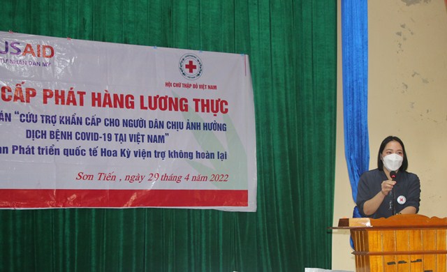 Đồng chí Trần Thị Hải Việt- Phó Chủ tịch Hội CTĐ tỉnh phát biểu tại chương trình trao quà xã Sơn Tiến huyện Hương Sơn