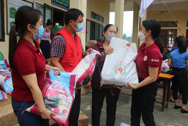 Bà Nguyễn Thị Liên, thôn Tân Định, xã Sơn Tiến, hộ hưởng lợi của dự án xúc động khi nhận được suất quà hỗ trợ