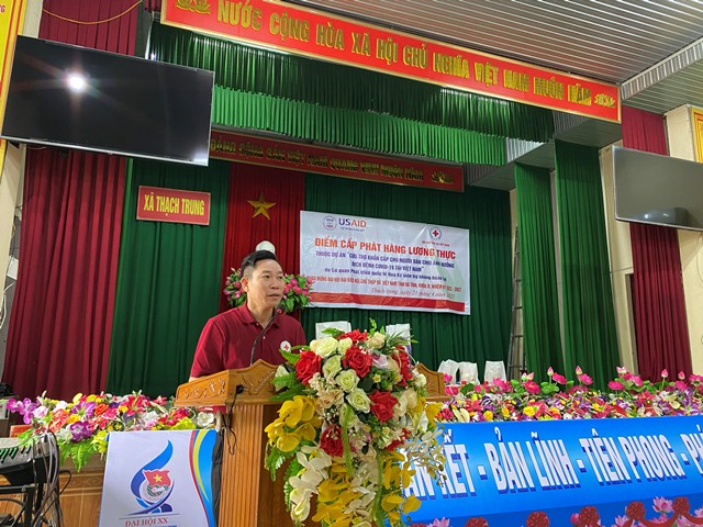 Đồng chí Mai Lê Thuộc -UVBCH TW Hội, Chủ tịch Hội CTĐ tỉnh phát biểu tại buổi cấp phát xã Thạch Trung