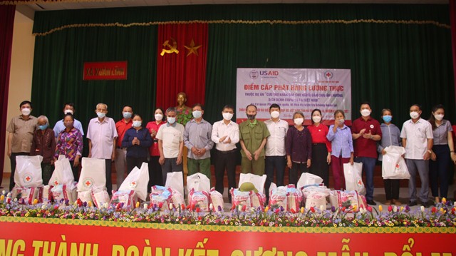 Các đồng chí lãnh đạo trao quà các hộ dân xã Xuân Lĩnh