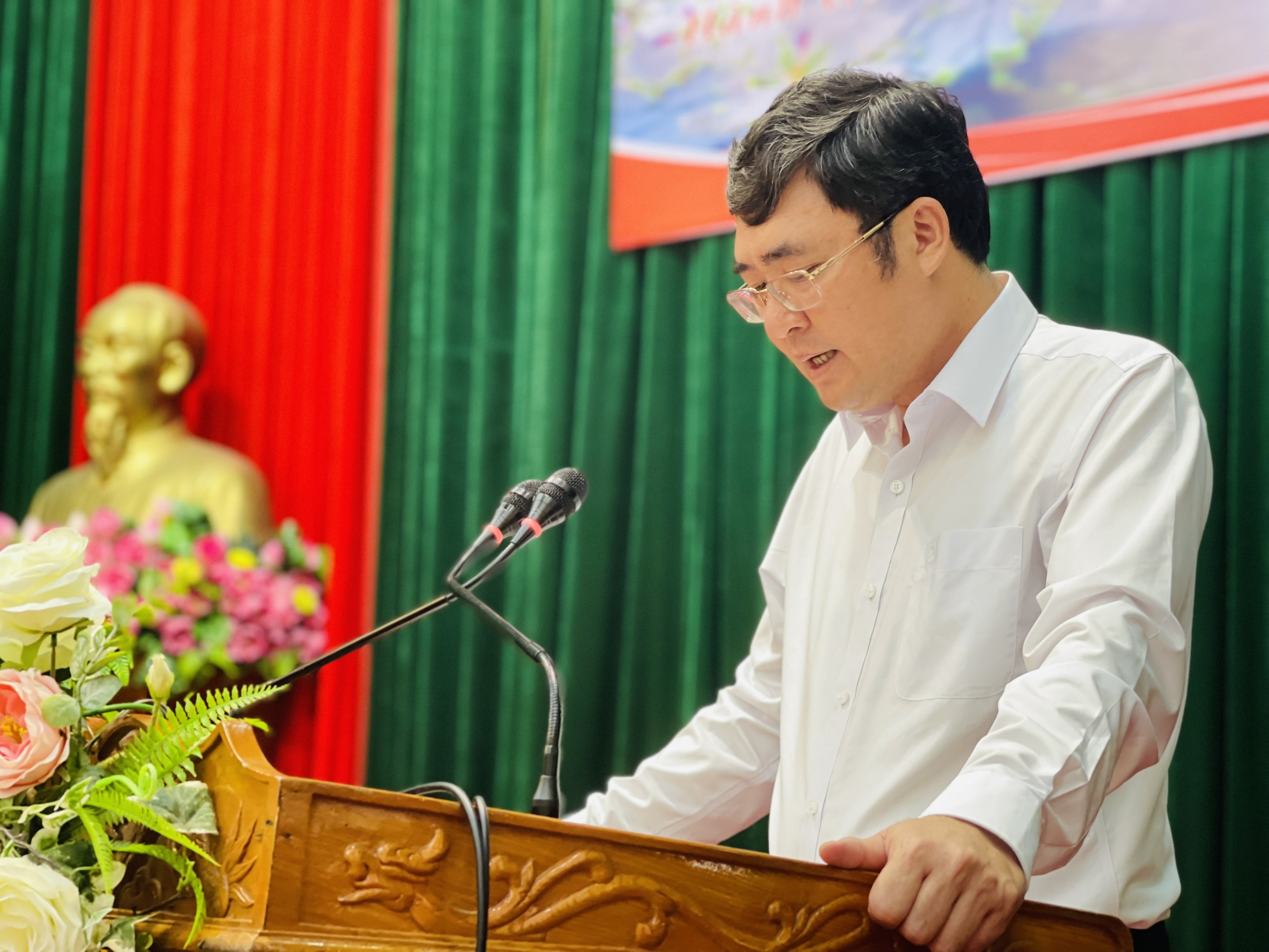 Đồng chí Nguyễn Văn Hảo-UVBTV, Trưởng Ban dân vận, chủ tịch UBMTTQ thị xã phát biểu tại buổi lễ